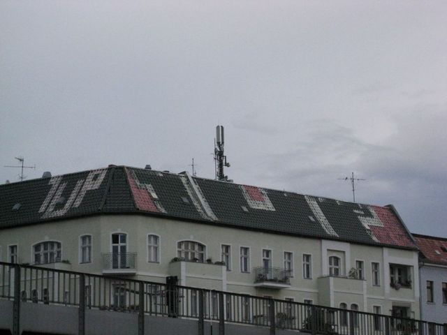 one up! 1up rooftop streichfarbe bahnhof graffiti dach kreuzberg grlitzer 