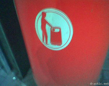 nackter mensch wirft etwas weg m�ll 