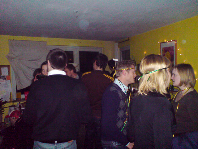 die party-people flippen v�llig aus ! ausgeflippt b�rofachangestellte partypeople silvester2008 