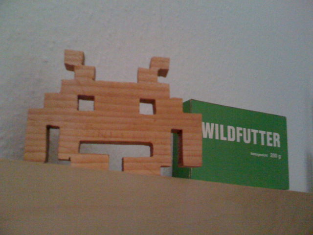 wooden invader wildfutter holz space invader 