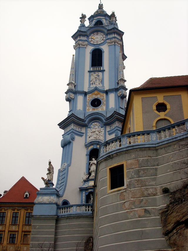 Der blaue Kirchturm der 