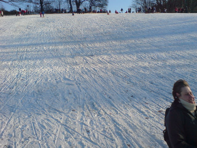 schneller als der fotoapparat erlaubt ! schlittenfahren kerstin schnee schnell bensberg 