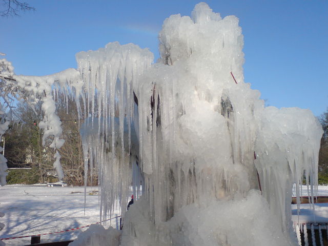 eiszapfending zapfenstreich eis schnee kalt winter volksgarten eiszapfen zapfen 