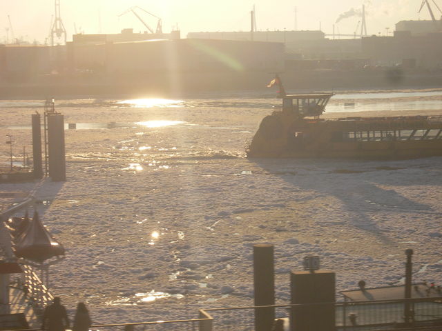 historischer winter eisschollen eis hafen schiffe hamburg elbe 