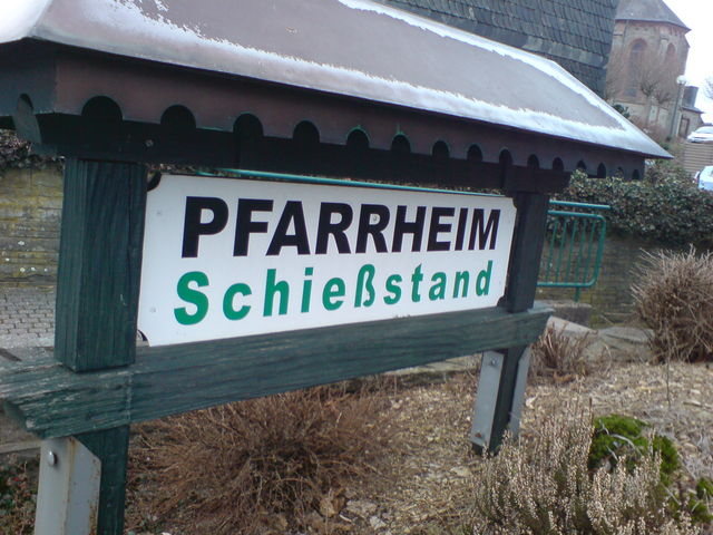 der friedhof ist auch nich weit pfarrheim schiestand schild 