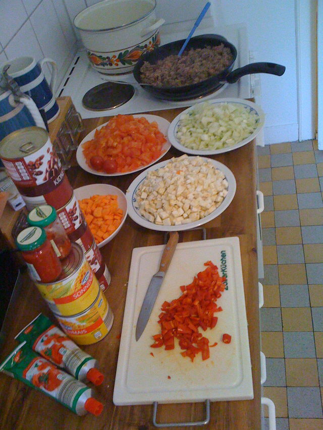 chilli kidney knollensellerie peperoni tomatenmark essen herd kochen kche topf lecker 3000 hackfleisch bohnen karotten mais zwiebeln braten chilli 