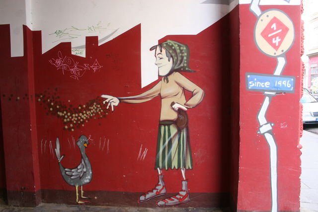 little old birdwoman grafitti graffiti hamburg taube 