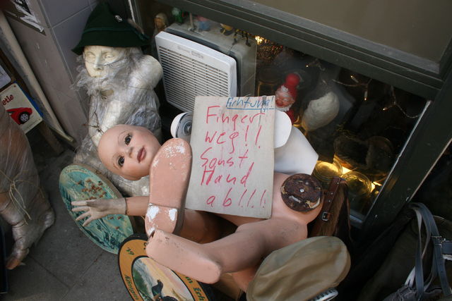 �berzeugend finder gliedma�en troedel hand schild drohung 