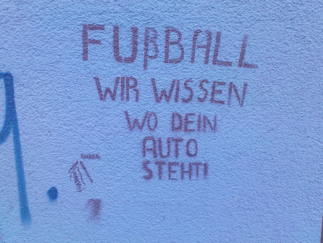 vooorsicht! auto fussball streetart 