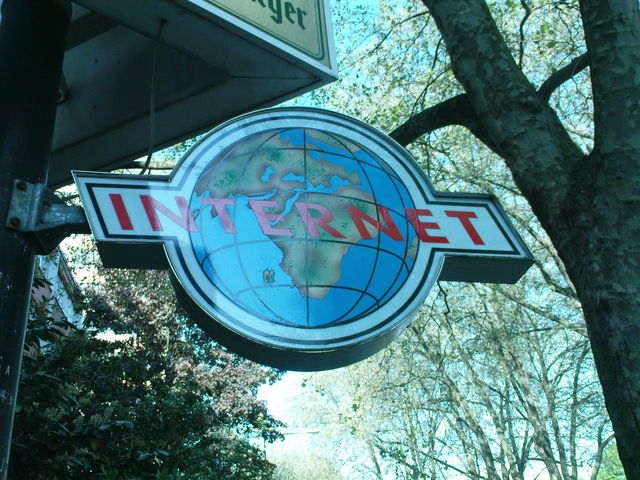 das ganze internez internet köln schild bäume 