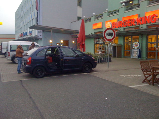 Ausw�rtstour Hamburg Teil2 mietwagen steam stephan burgerking pause hamburg steam0r esther ausw�rtssieg 