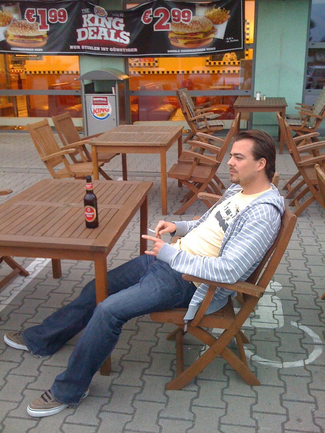 Ausw�rtstour Hamburg Teil3 k�lsch p�nzli tisch stuhl burgerking pause hamburg behindertenparkplatz ausw�rtssieg 