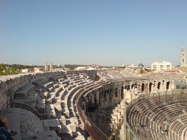 arena in nimes , tausende von jahren alt frankreich nimes arena stierkampf 