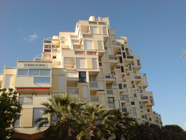 verschachtelung architektur frankreich la mittelmeer grande motte jean balladur pyramide 60er 