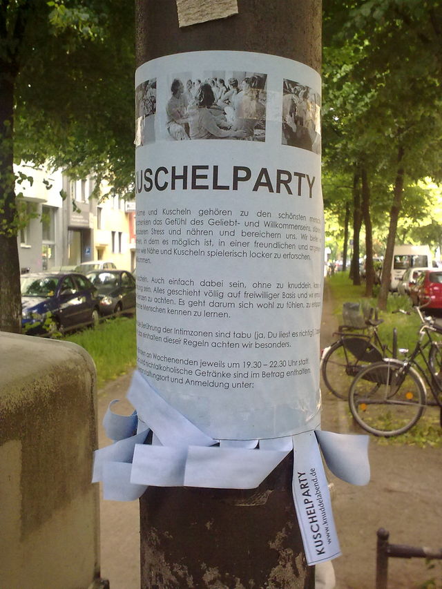 kuschelparty grotesk kuschelparty vereinsamung plakat kuscheln 