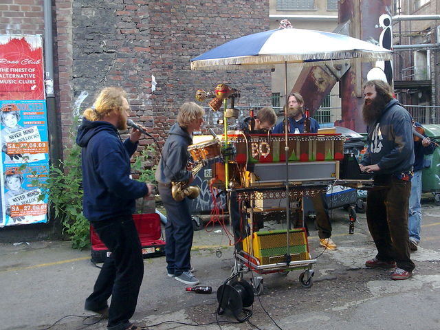 bo marley @ creative commons '09 bo commons creative jahtari netlabel einkaufswagen geb�ude9 marley reggae dub 