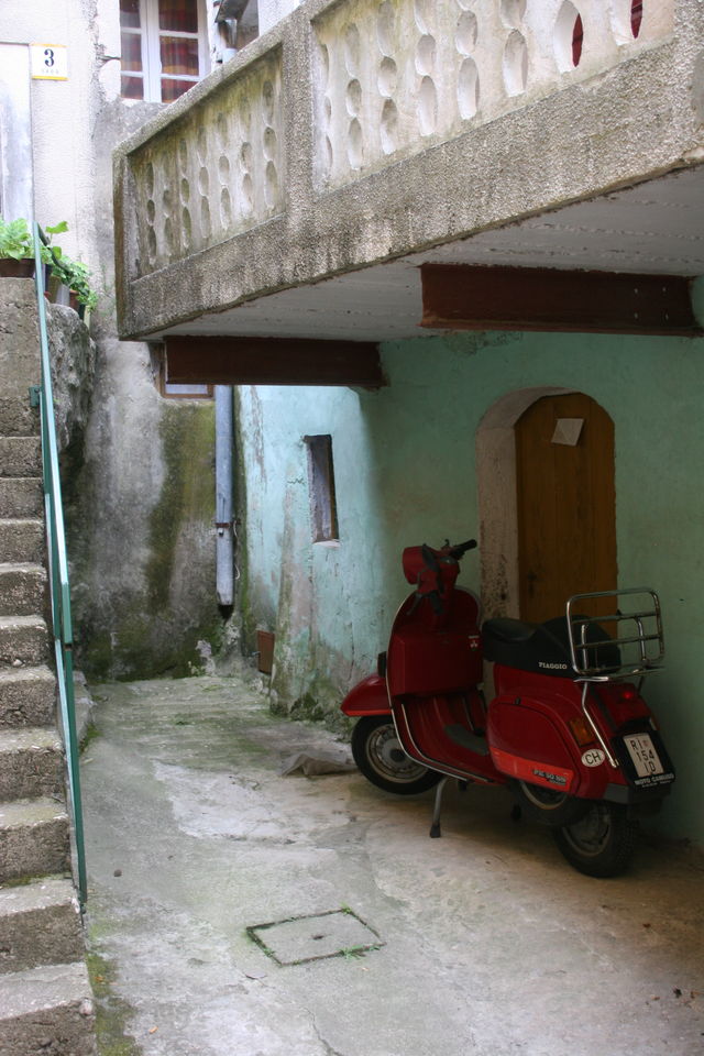 idylle mit roller piaggio rot treppe roller kroatien t�rkis 