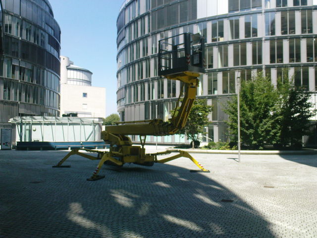 die besucher sind da hebeb�hne k�ln spinne mediapark gestell kran besucher 