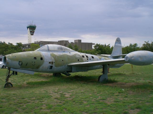 F-84 Thunderjet kampfflugzeug wrack krieg flugzeug kroatien flughafen 