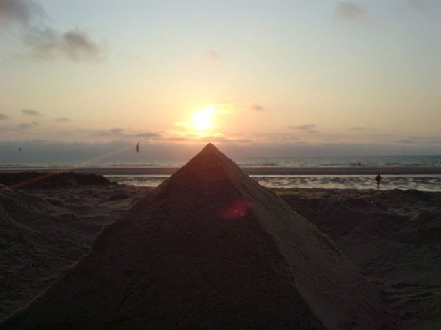 cheops sandburg holland strand pyramide oostkapelle 