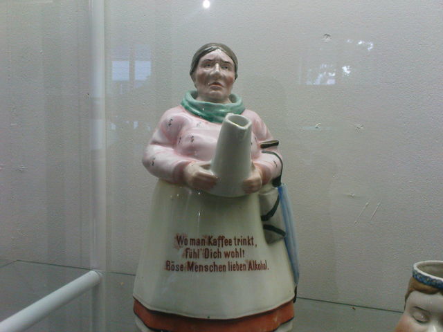 die frau braucht dringend einen schnaps! k�lnisches_stadtmuseum 