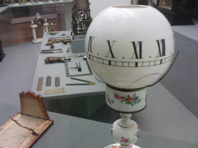 lampenuhr licht uhr lampe k�lnisches_stadtmuseum 