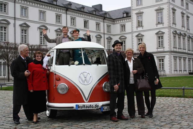 hochzeitsgesellschaft mit kutsche chris danni kln hochzeit schloss bensberg kultauto 