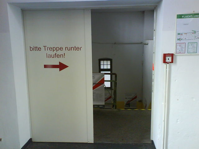 bitte laufen postbahnhof schild treppe t�r berlin laufen tuer 