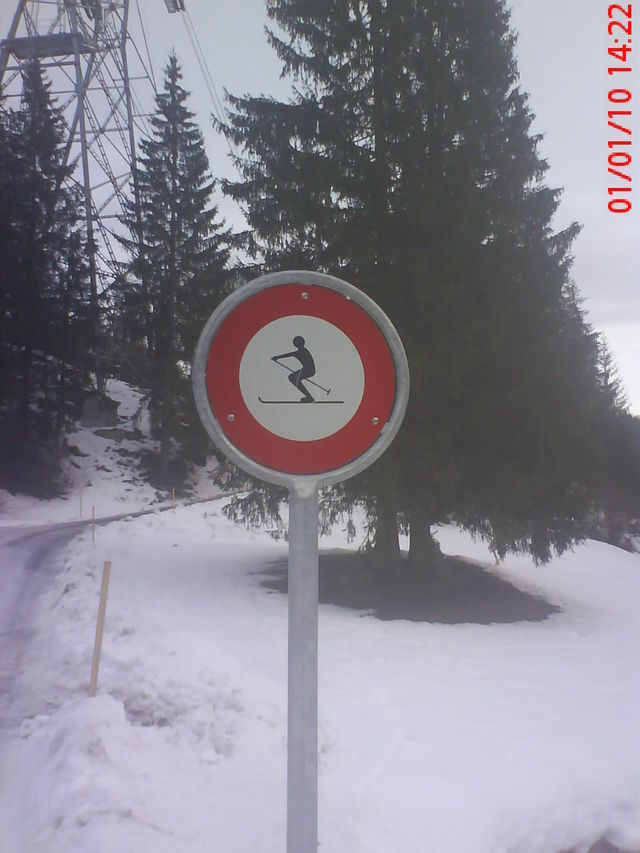 schn in die knie,rcken gerade... ski schild schnee laax 