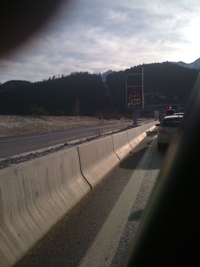 Nach 2 Stunden Stau endlich Erl�sung! f�ssen skiurlaub deutschland tunnel �sterreich grenze 