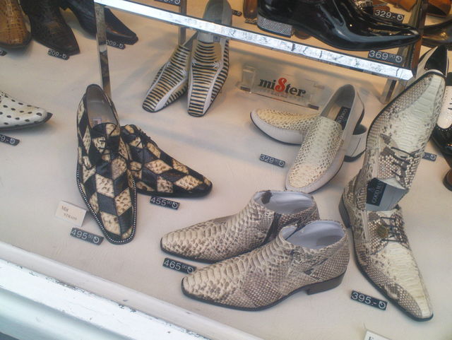 berufsbekleidung auf der reeperbahn schlangenleder stil zuh�lter schaufenster schuhe hamburg reeperbahn kiez 