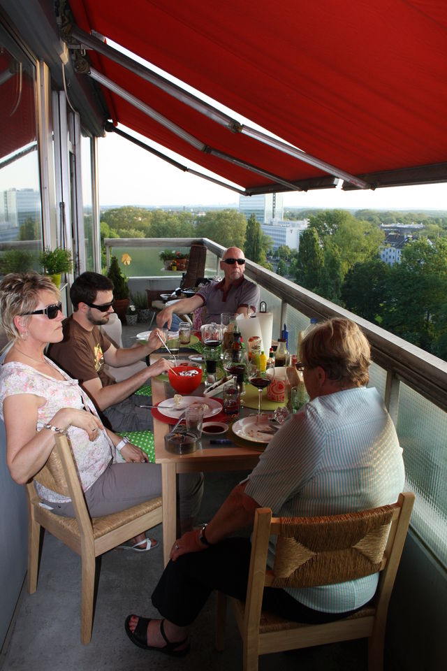 family 1 chris grillen balkon marion jupp inge 