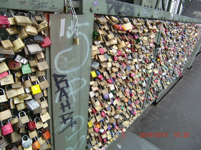 liebe liebenden kln liebe hochzeit schloss schlsser hohenzollernbrcke verlobung 18062010 verliebte 