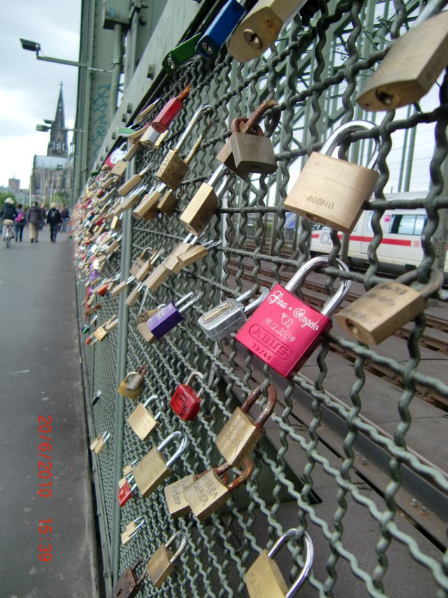 beSCHLOSSene sache 18062010 verliebte verlobung kln liebe hochzeit schloss schlsser hohenzollernbrcke 