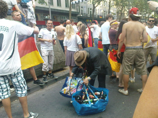 der alte Mann und das Flaschenmeer kln wm betonauto achtelfinale wm_2010 