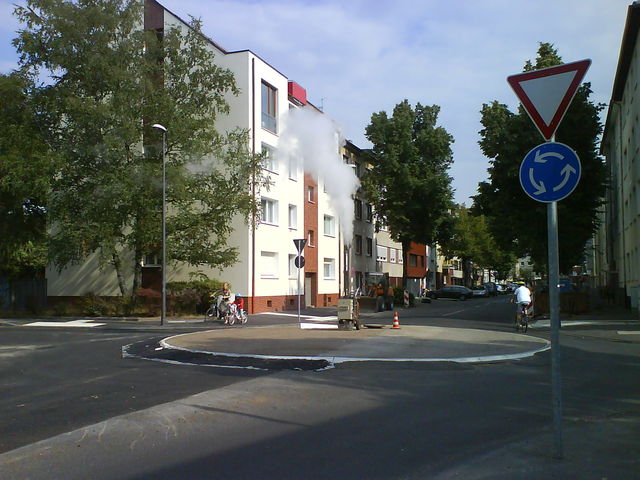 Pfffffffffffffffffffffffffffffffffffffffffff klosterstrasse rohr strasse kreuzung kreisverkehr qualm maschine rauch 