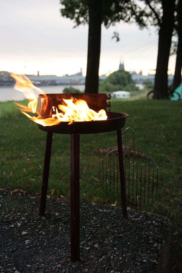 Devil's barbecue. dom grillen rhein pollerwiesen feuer 