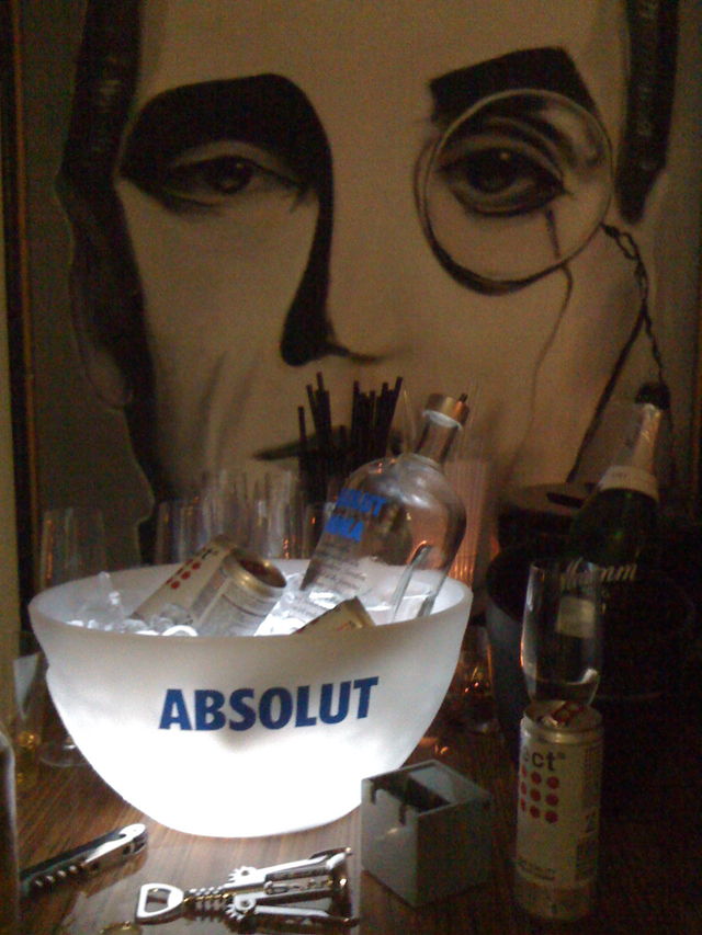 Stilleben mit Flasche. bild party vodka monokel absolut gemälde 