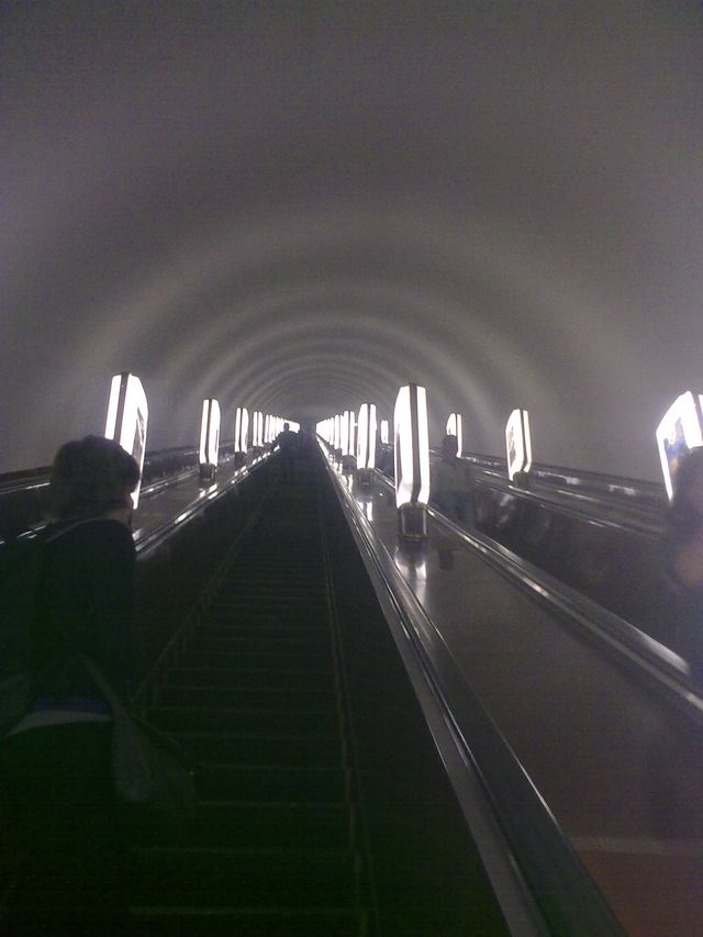 Schacht kiew untergrund rolltreppe lang schacht 