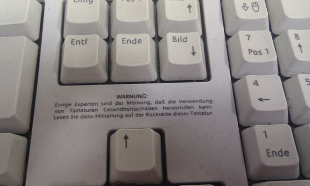 oh, daher also. beipackzettel warnung experten keyboard tastatur schaden gesundheit 